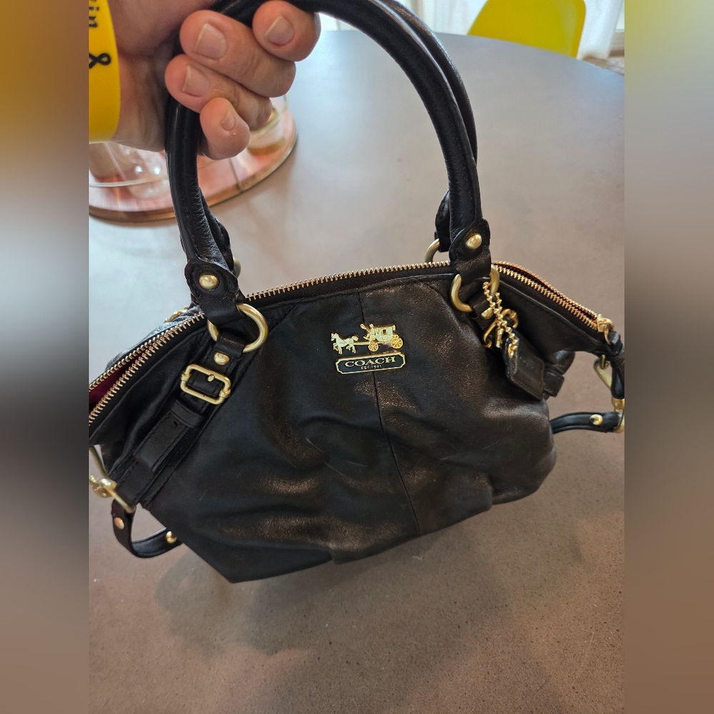 AUTHENRIC EUC COACH PURSE BRASS DETAILS Leather